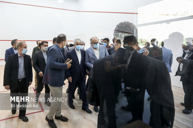 حمید سجادی وزیر ورزش و جوانان در حال بازدید از باشگاه اسکواش و بازی های راکتی برج میلاد است