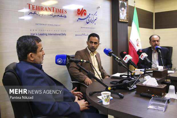 کارشناسان مدعو برنامه گفتگوی سیاسی ویژه دیپلماسی منطقه ای ایران  در حال پاسخ گویی به سوالات مجری این برنامه هستند