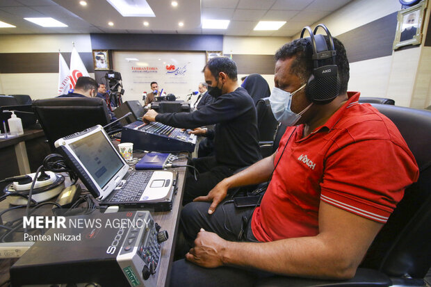 عوامل رادیو گفتگو در حال ضبط و پخش برنامه گفتگوی سیاسی در این شبکه رادیویی در محل خبرگزاری مهر هستند