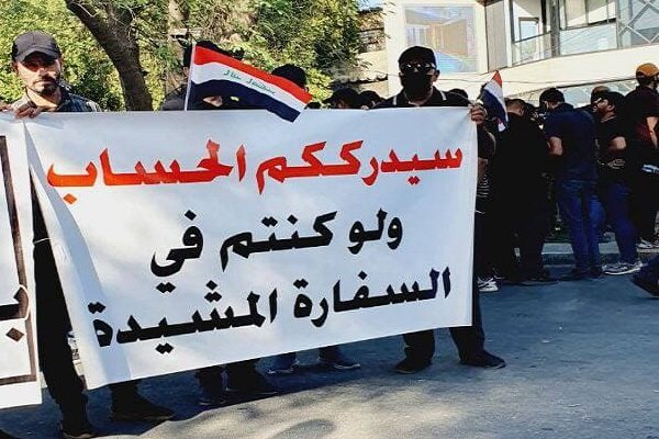 تجمع معترضان در منطقه سبز بغداد و سر دادن شعارهای ضد آمریکایی