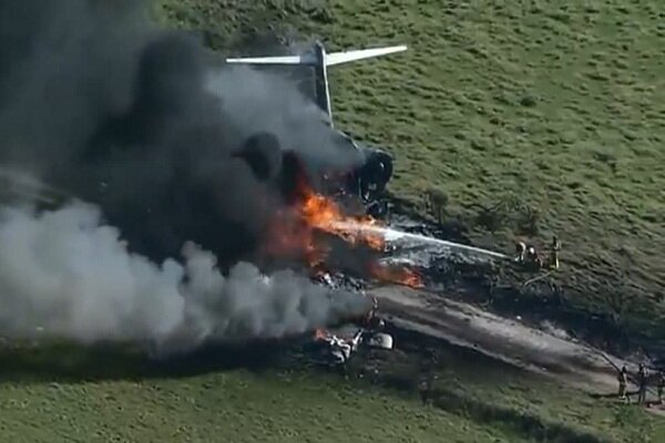 Crew, passengers miraculously survive in Houston plane crash