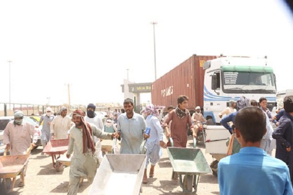 مرز «گمشاد» سیستان و بلوچستان به روی کولبران باز شد