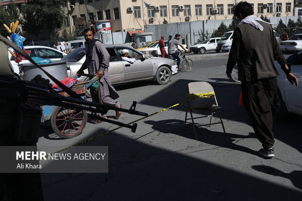 مردم شهر کابل در حال رفت  امد در محل حادثه امروز صبح هستند