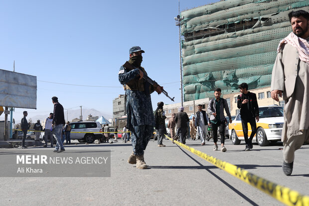 نیروهای طالبان پس از انفجار در محل حادثه صبح امروز حضور دارند