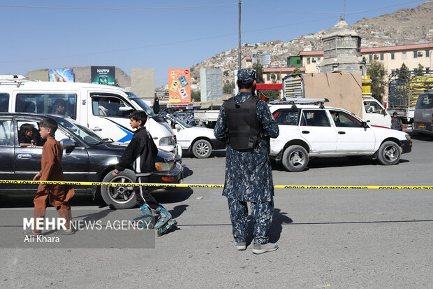 نیروهای طالبان پس از انفجار در محل حادثه صبح امروز حضور دارند