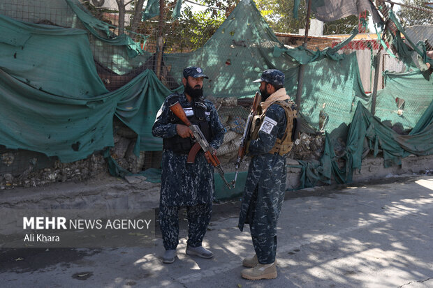 نیروهای طالبان پس از انفجار در محل حادثه صبح امروز حضور دارند
