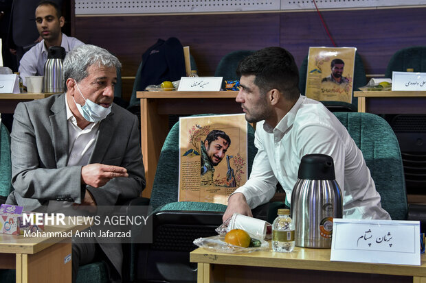 پژمان پشتام کشتی گیر فرنگی تیم ملی جمهوری اسلامی ایران و هادی عامل گزارشگر در حال صحبت با یکدیگر هستند
