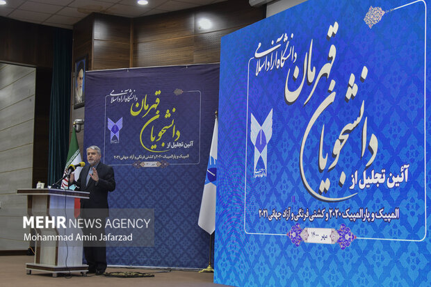 سید رضا صالحی امیری رئیس کمیته ملی المپیک در حال سخنرانی است  