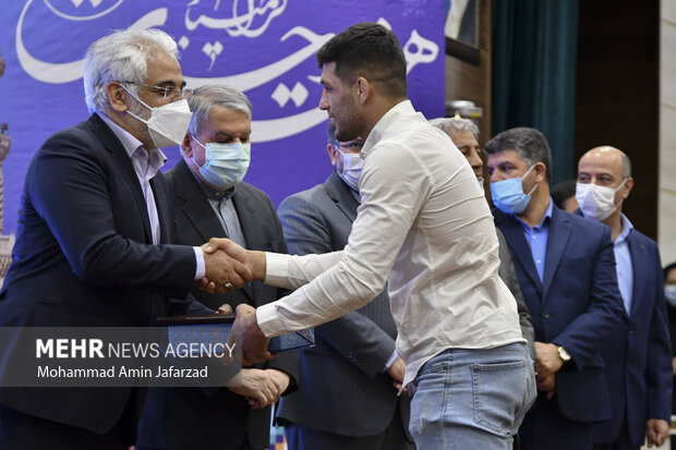 مراسم تقدیر از ورزشکاران مدال آور دانشگاه آزاد اسلامی صبح امروز چهارشنبه ۲۸ مهرماه ۱۴۰۰ در دانشگاه آزاد برگزار شد.