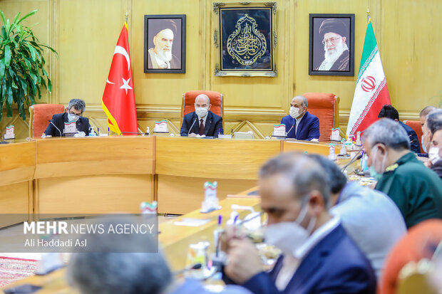 احمد وحیدی وزیر کشور ایران و سلیمان سویلو وزیر کشور ترکیه در حال گفتگو با یکدیگر هستند