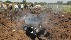 بھارتی فضائیہ کا تربیتی طیارہ گر کر تباہ/ پائلٹ زخمی