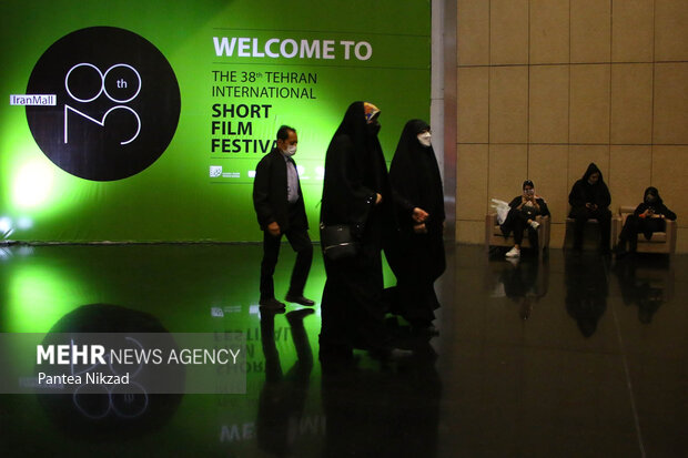 روز سوم سی و هشتمین جشنواره فیلم کوتاه تهران  در پردیس سینمایی ایران مال با حضور محدود علاقمندان  برگزاری شد