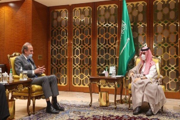 وزیر خارجه سعودی با انریکه مورا درباره برجام رایزنی کرد