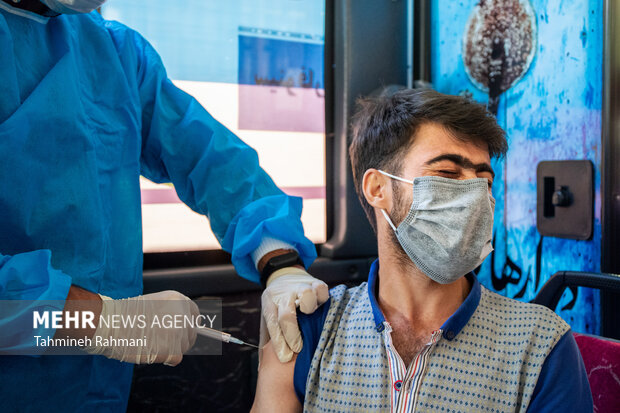 یکی از شهروندان تهرانی در حال دریافت واکسن در دومین مرحله از اجرای پویش تهران دوباره جان می‌گیرد است