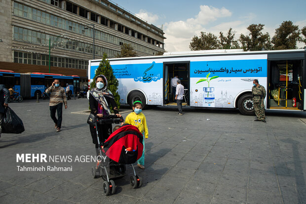 یکی از اتوبوس های تزریق واکسن در یکی از میادین شهر تهران دیده می شود