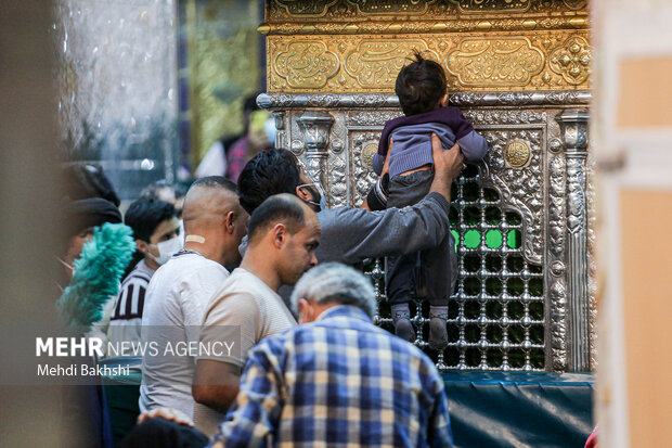 دسترسی زائران به ضریح حضرت معصومه(س)