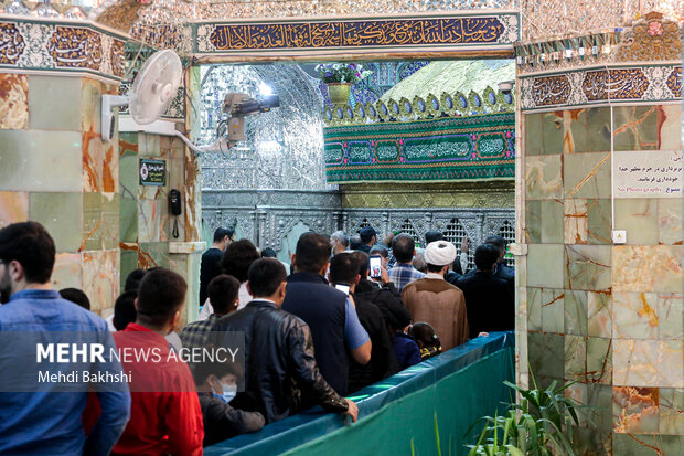 دسترسی زائران به ضریح حضرت معصومه(س)