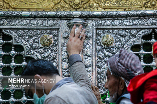 دسترسی زائران به ضریح حضرت معصومه(س)