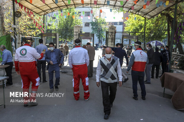 نمازگزاران پیش از وردو به محل اقامه نماز با تب سنج معاینه می شوند