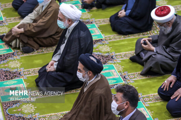 حجت الاسلام ابوترابی امام جمعه موقت تهران در حال گوش دادن به خطبه های پیش از نماز جمعه است