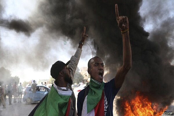 السودان.. محتجون يطالبون بحل الحكومة المدنية وتسليم السلطة للعسكريين 