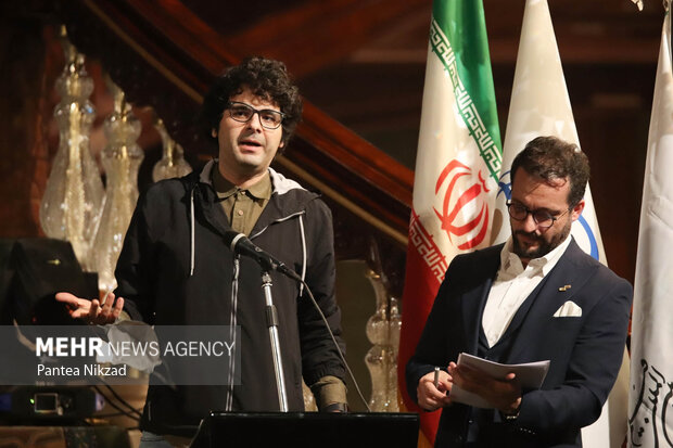 یکی از برگزیدگان اختتامیه جشنواره بین المللی فیلم کوتاه تهران پس از دریافت جوایز خود در حالصحبت کردن با مخاطبین  است