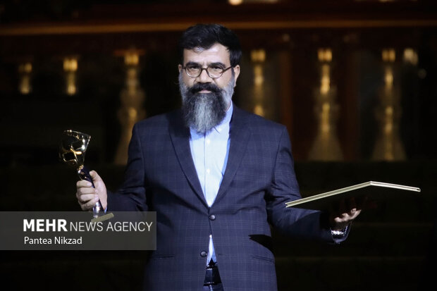یکی از برگزیدگان جشنواره فیلم کوتاه تهران  در طی مراسم اختامیه این جشنواره  جوایز خود را  از داوران دریافت نموده است