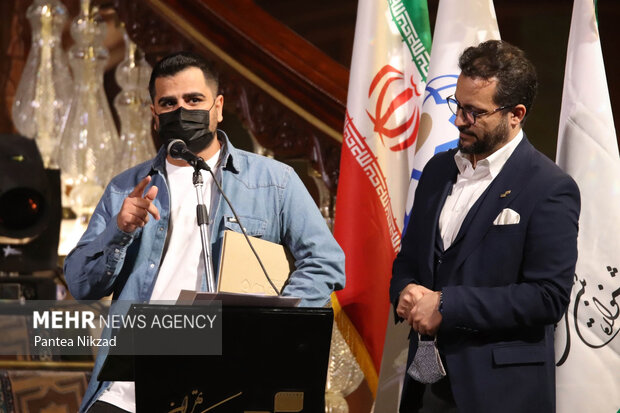یکی از برگزیدگان اختتامیه جشنواره بین المللی فیلم کوتاه تهران پس از دریافت جوایز خود در حال صحبت کردن با مخاطبین  است