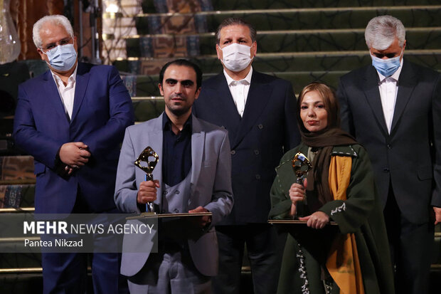 متخبین جایزه بزرگ  جشنواره فیلم کوتاه تهران   جوایزخود را  در  مراسم اختامیه این جشنواره دریافت کرده اند 
