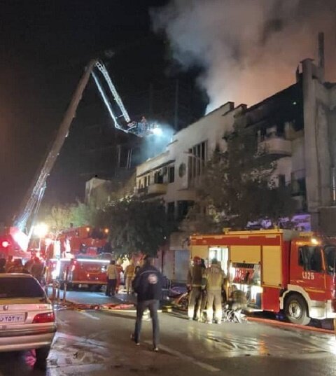 آتش سوزی یک واحد تجاری در خیابان جمهوری