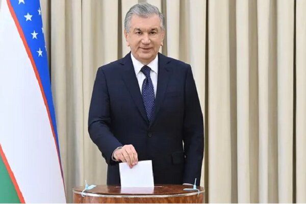 Özbekistan'da Mirziyoyev yeniden cumhurbaşkanı seçildi