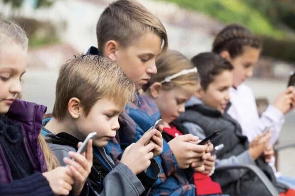 بررسی مکرر رسانه های اجتماعی بر مغز جوانان تأثیر می گذارد