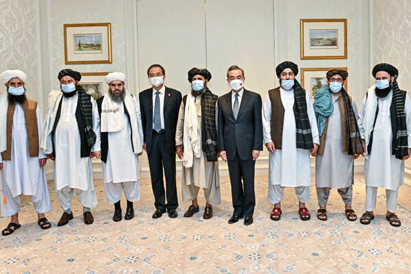 Taliban heyeti Doha'da Çin Dışişleri Bakanı ile görüştü