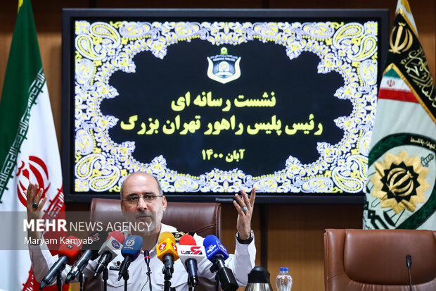 سردار محمد حسین حمیدی رئیس‌ پلیس راهور تهران در حال پاسخگویی به سوالات خبرنگاران در نشست خبری است