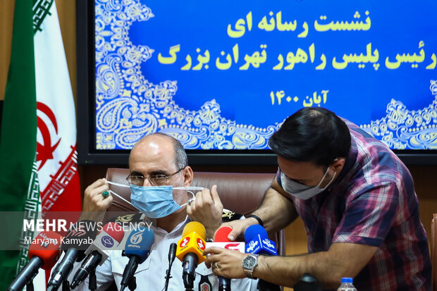 سردار محمد حسین حمیدی رئیس‌ پلیس راهور تهران در نشست خبری حضور دارد