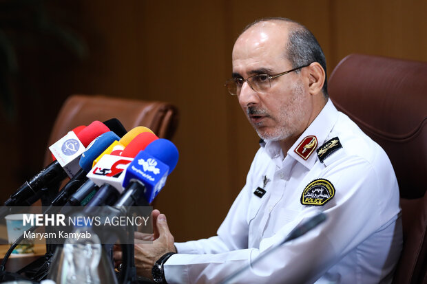 سردار محمد حسین حمیدی رئیس‌ پلیس راهور تهران در حال پاسخگویی به سوالات خبرنگاران در نشست خبری است