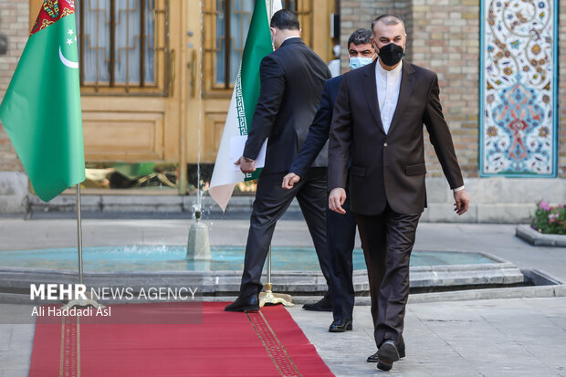 حسین امیر عبداللهیان وزیر امورخارجه برای استقبال از رشید مردوف وزیر امور خارجه ترکمنستان آماده می شود