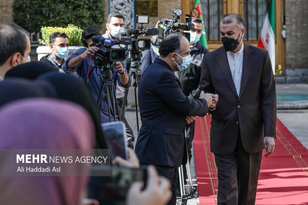 حسین امیر عبدالهیان وزیر امور خارجه ایران در حال گفت و گو با خبرنگاران حاضر در برنامه است