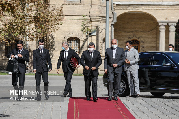 رشید مردوف وزیر امور خارجه ترکمنستان با هیات همراه برای دیدار با حسین امیر عبداللهیان پا به فرش قرمز می گذارد