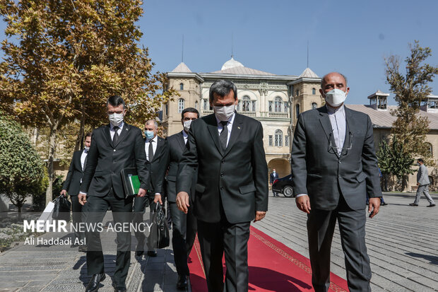 رشید مردوف وزیر امور خارجه ترکمنستان با هیات همراه برای دیدار با حسین امیر عبداللهیان پا به فرش قرمز می گذارد