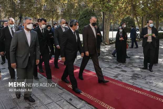 حسین امیرعبداللهیان وزیر امور خارجه ایران و رشید مردوف وزیر امور خارجه ترکمنستان در حال گفت و گو با یکدیگر هستند