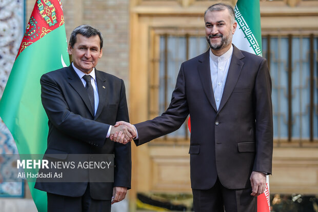 رشید مردوف وزیر امور خارجه ترکمنستان در حال دست دادن با حسین امیرعبداللهیان وزیر امور خارجه ایران است
