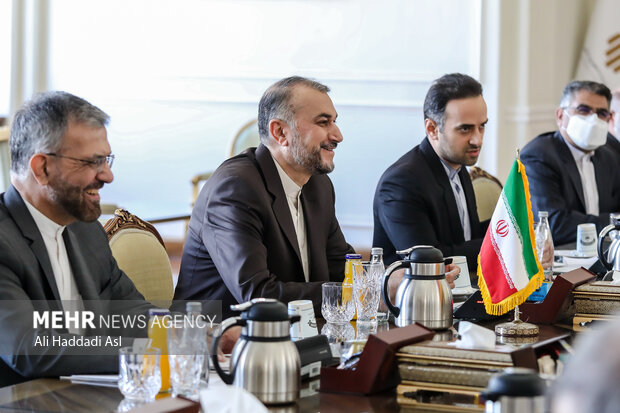 حسین امیرعبداللهیان وزیر امور خارجه ایران در حال گفتگو با رشید مردوف وزیر امور خارجه ترکمنستان است