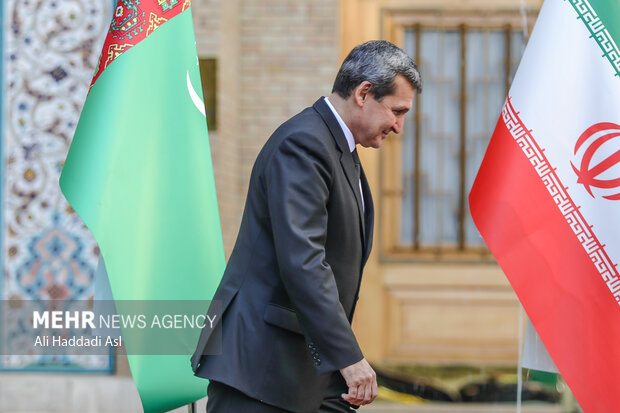رشید مردوف وزیر امور خارجه ترکمنستان در حال رفتن به سالن جلسات است