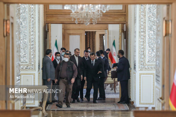 حسین امیرعبداللهیان وزیر امور خارجه ایران و رشید مردوف وزیر امور خارجه ترکمنستان در حال آمدن به سالن نشست خبری هستند
