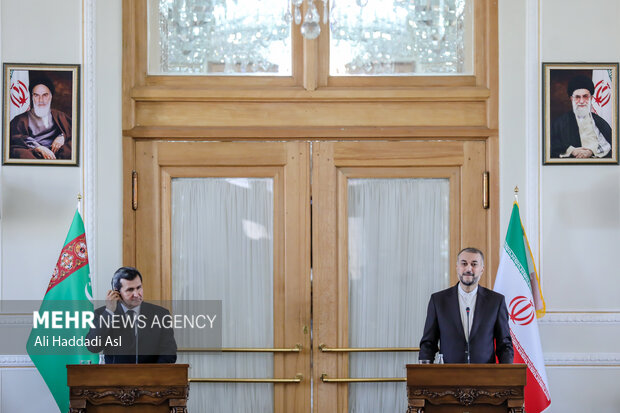 حسین امیرعبداللهیان وزیر امور خارجه ایران و رشید مردوف وزیر امور خارجه ترکمنستان در نشست خبری حضور دارند