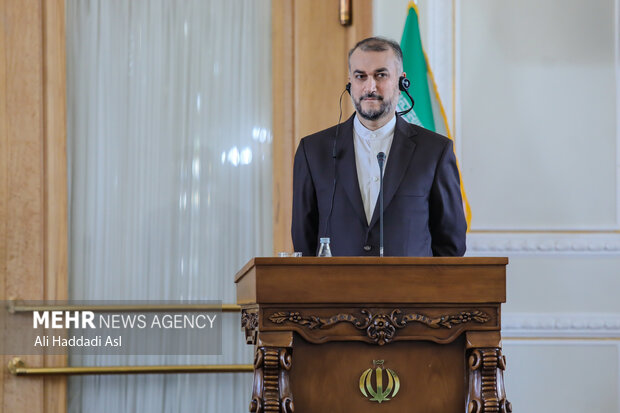 حسین امیرعبداللهیان وزیر امور خارجه ایران در نشست خبری حضور دارد