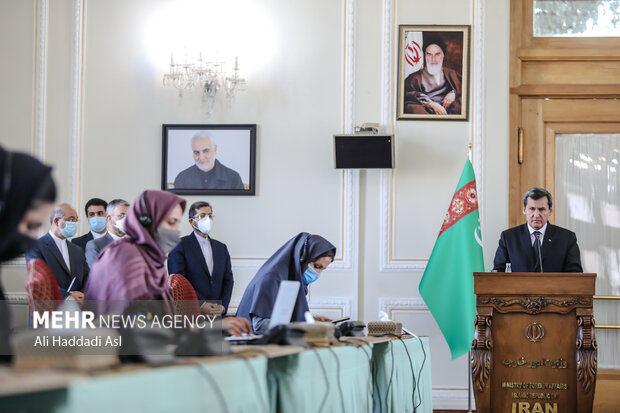 رشید مردوف وزیر امور خارجه ترکمنستان در نشست خبری حضور دارد