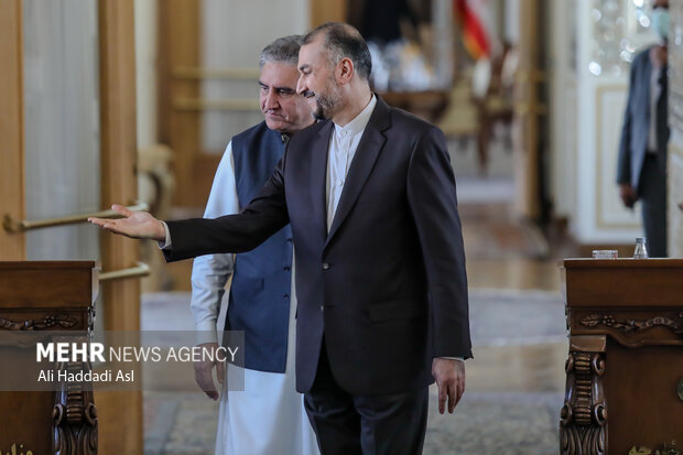 حسین امیر عبدالهیان وزیر امور خارجه ایران و شاه محمود قریشی وزیر امور خارجه پاکستان به سمت دیدار دو جانبه می روند