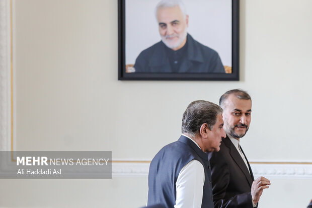 حسین امیر عبدالهیان وزیر امور خارجه ایران و شاه محمود قریشی وزیر امور خارجه پاکستان در حال آمدن به سالن نشست خبری هستند